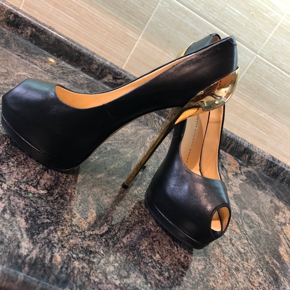 Heels - Picture 3 of 4